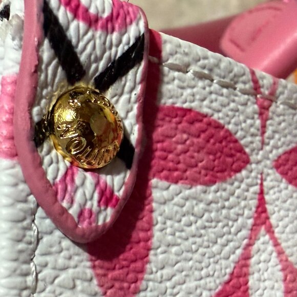 GORGEOUS Fashion Bag with Dual Straps! Can be worn Crossbody and comes w/LV BOX! - Picture 7 of 7